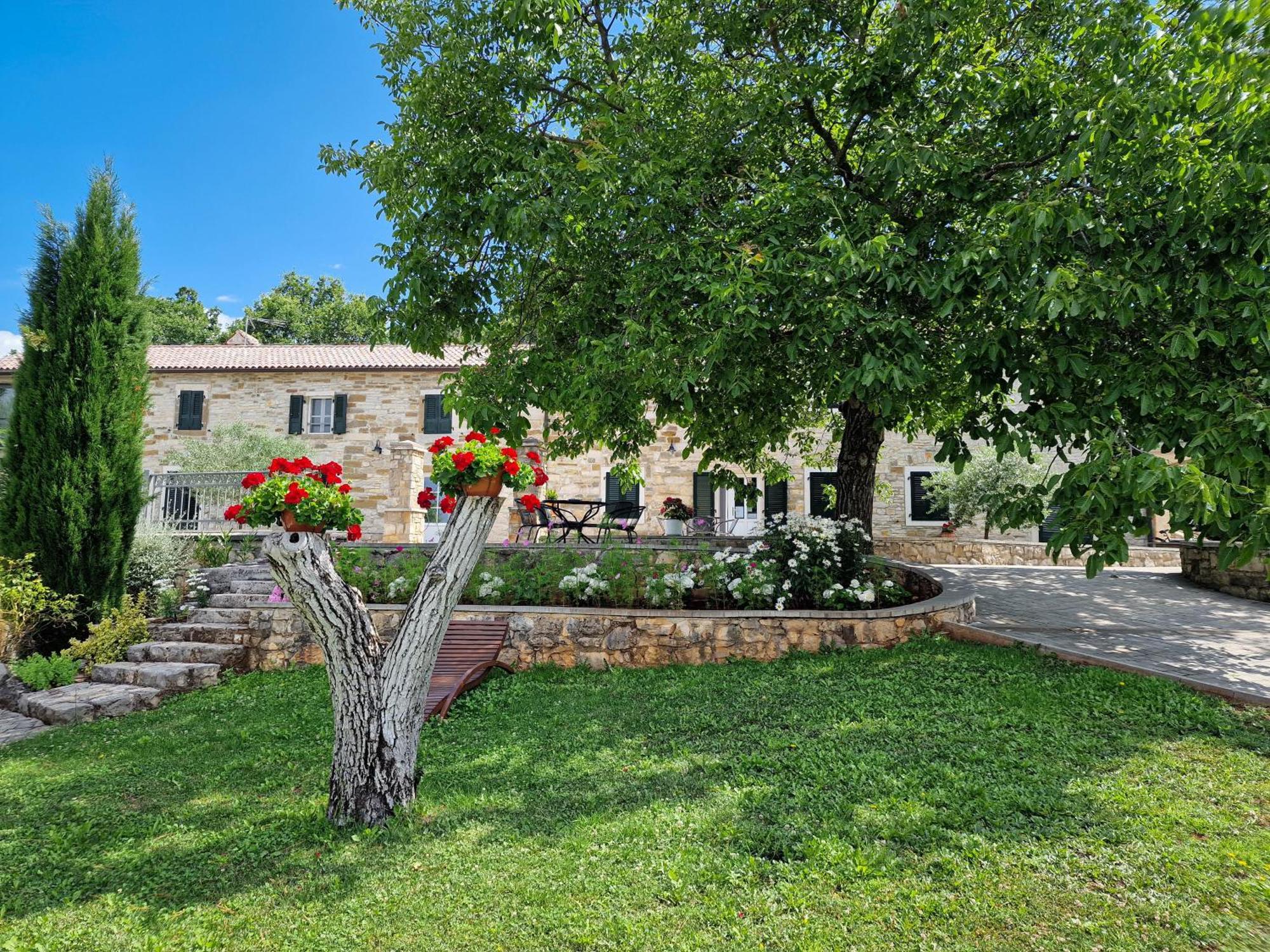 Stancija Ruseti Bed & Breakfast Oprtalj ภายนอก รูปภาพ